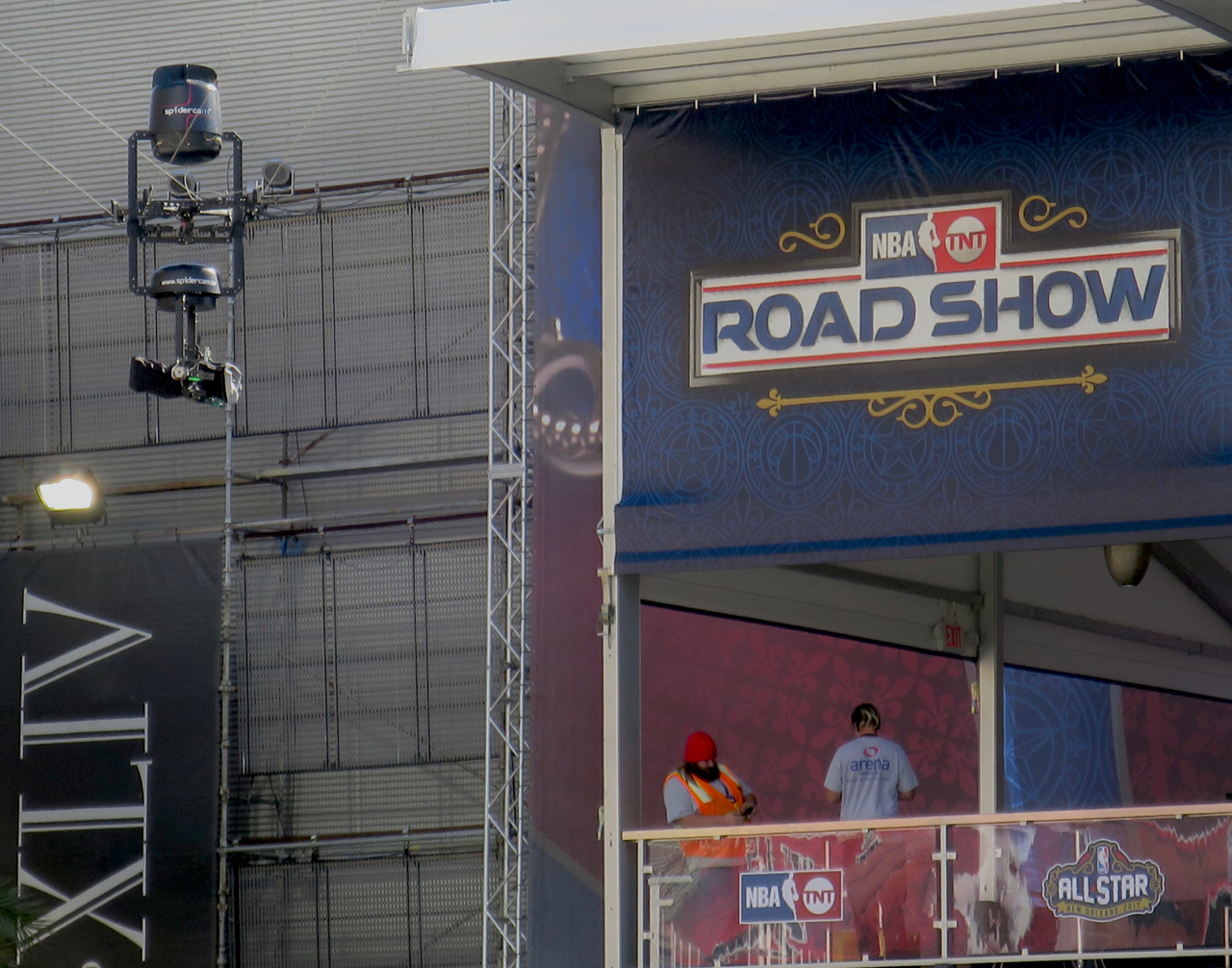 A point-to-point Spidercam is flying over the NBA on TNT Road Show.